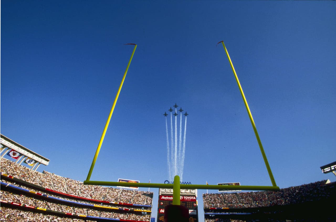 El Qualcomm Stadium era escenario por segunda vez del Super Bowl. La primera fue en 1988 cuando los Washington Redskins vencieron por paliza a los mismos Denver Broncos que ahora regresaban al mismo estadio.