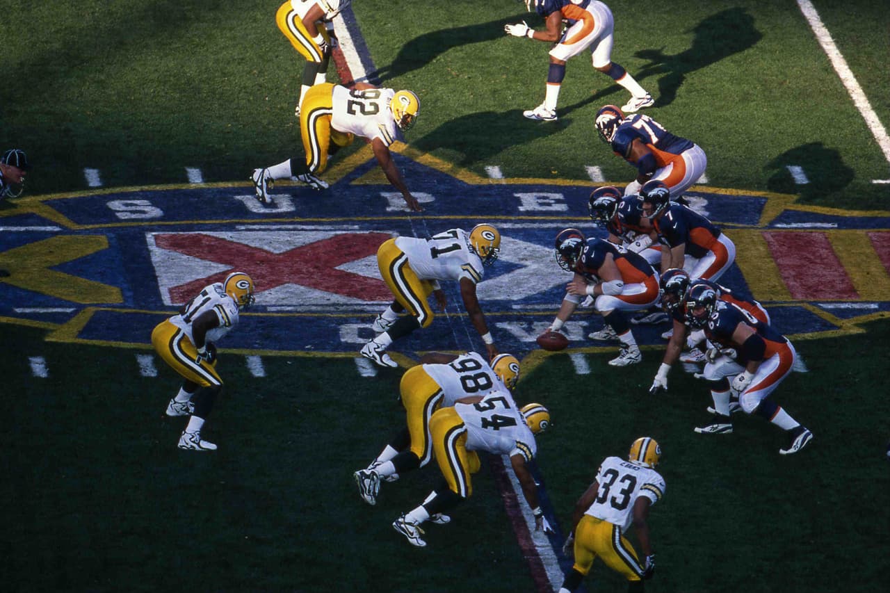 El Super Bowl XXXII se jugó el 25 de enero de 1998 en el Qualcomm Stadium en San Diego. Los Green Bay Packers llegaron como campeones defensores, mientras los Denver Broncos lo hicieron de comodines, ganando todos sus partidos de postemporada de visitantes.
