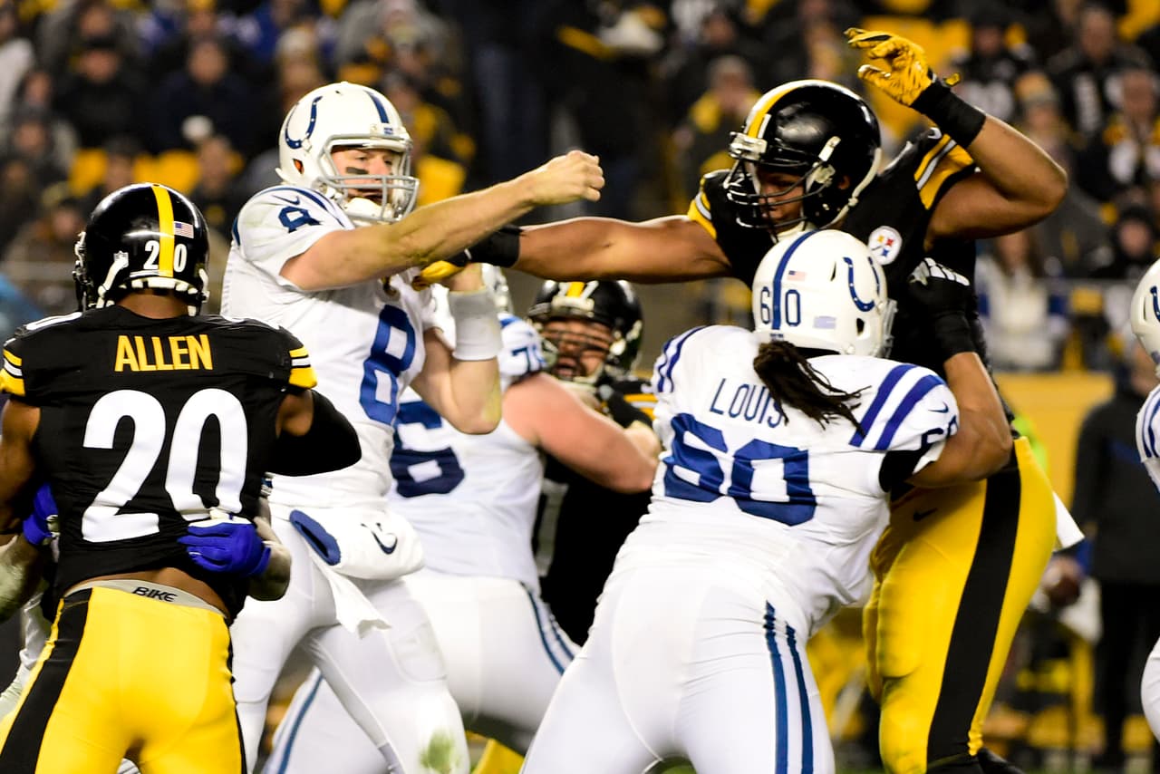 Los Steelers mantienen su paso para poder llegar a la postemporada al derrotar por apabullante marcador de 45-10 a los Colts. Checa las mejores tomas de este partido.