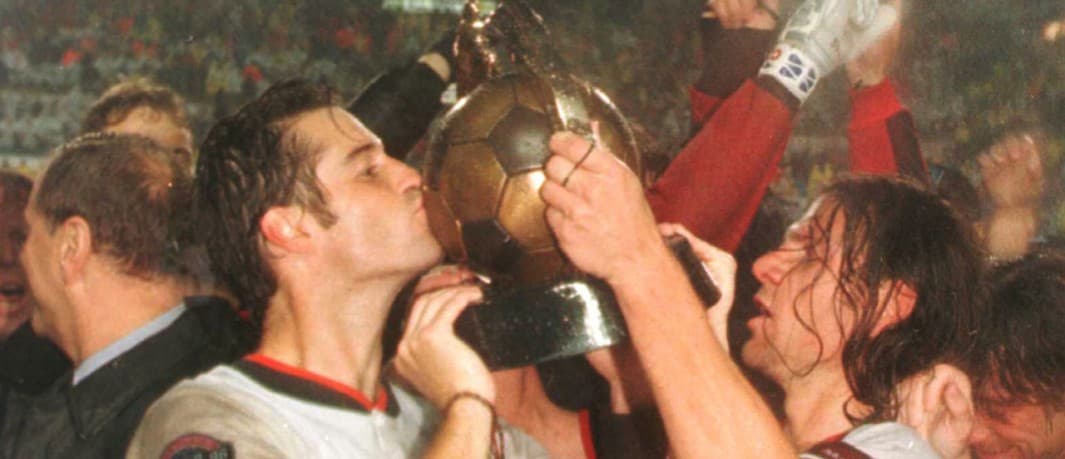 Jeff Agoos y John Harkes celebran la primera MLS Cup de la historia con D.C. United. El trofeo Alan I. Rothenberg está en sus manos.