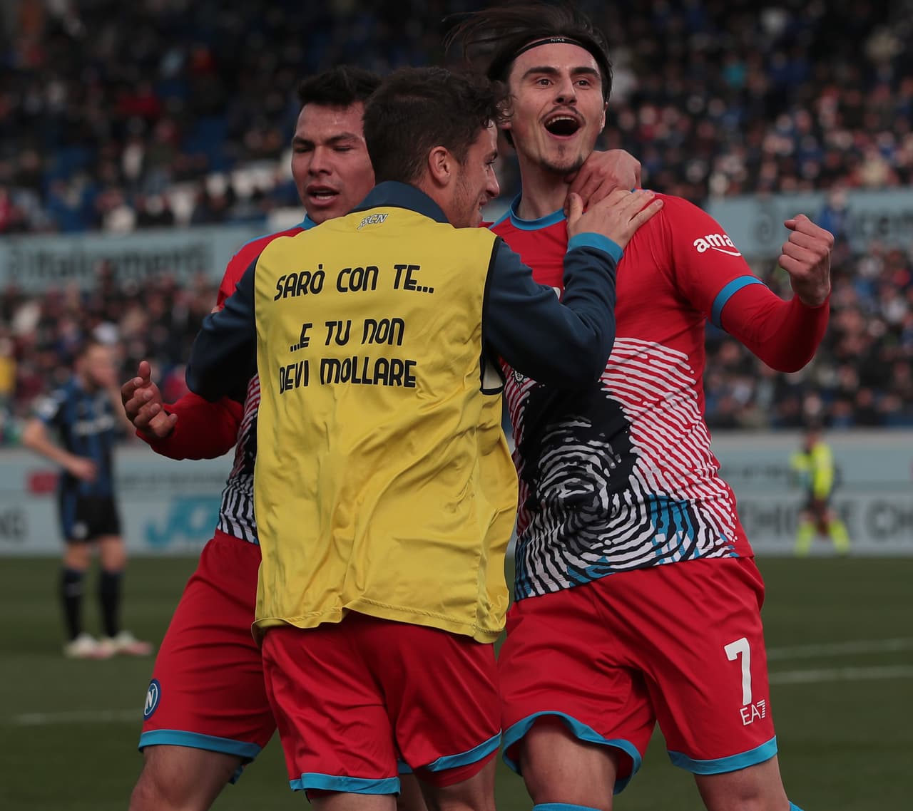 Napoli venció al Atalanta con goles de Lorenzo Insigne, Matteo Politano, Eljif Elmas, quien anotó tras recibir el balón de Hirving Lozano.