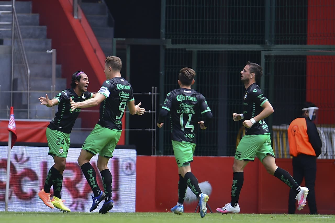 Gael Sandoval y Octavio Rivero se encargaron de darle la victoria a su equipo en el infierno; los de casa anotaron un tanto al minuto 92. Santos vence a Toluca en la Jornada 11 del Torneo Guard1anes de la Liga MX.