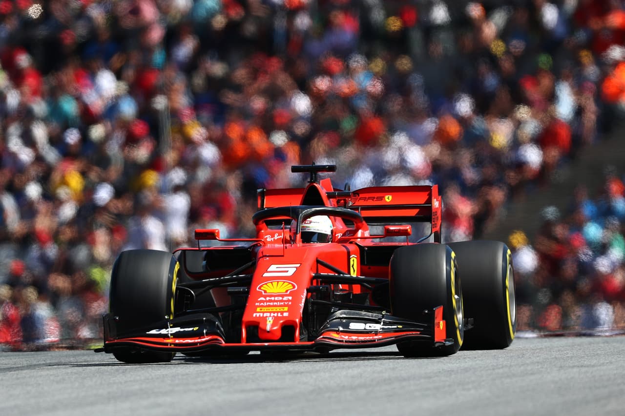 Charles Leclerc consiguió su segunda Pole del año, esta vez en el Red Bull Ring de Austria, superando a Lewis Hamilton y Max Verstppen, quienes completaron el Top 3. Sebastian Vettel sufrió problemas mecánicos por lo que solo le alcanzó para el décimo puesto. Por su parte, Sergio Pérez saldrá en la posición 16.