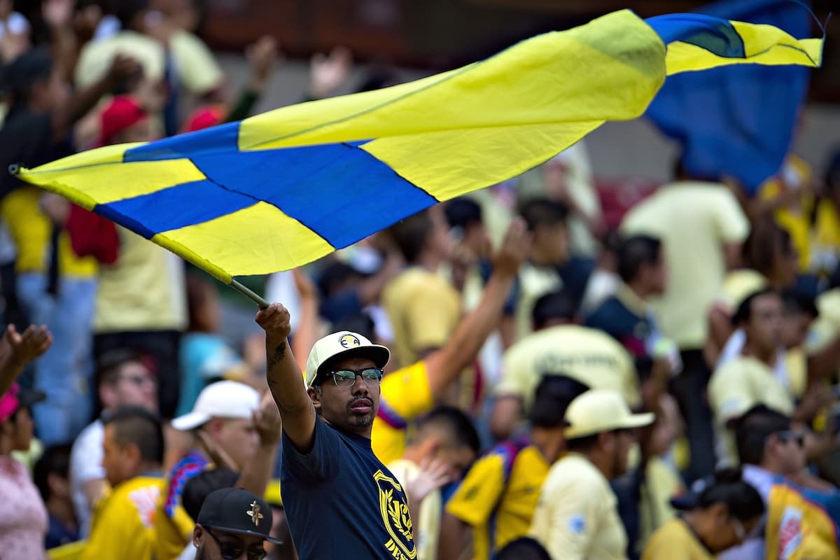 Los aficionados del América llegaron en gran número al Azteca con la ilusión de conseguir la remontada después de caer por 4-1 en la ida ante Santos Laguna. Familiares y amigos se reunieron desde la previa viviendo un ambiente muy colorido.