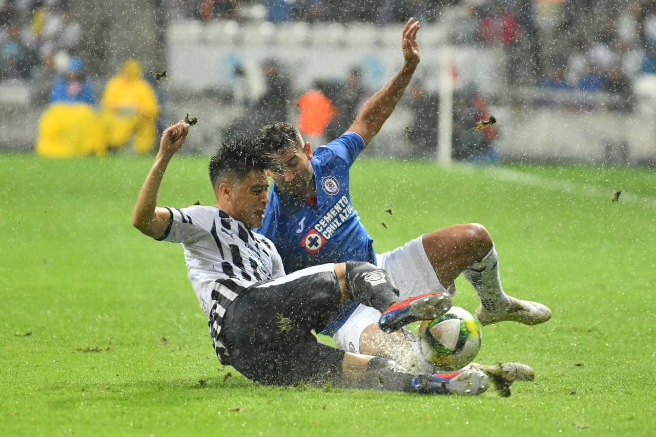 La lluvia afectó las condiciones del terreno de juego, pero fue Cruz Azul quien logró sacar provecho para finalmente cosechar el empate.