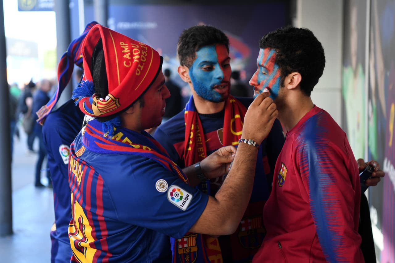 Desde muy temprano los fanáticos del Barcelona y del Liverpool se tomaron las calles del centro de la Ciudad Condal y los alredores del Camp Nou para prender el ambiente. Banderas, bufandas, rostros pintados, playeras y más hicieron parte de esta colorida previa en la Semifinal de la UEFA Champions League.