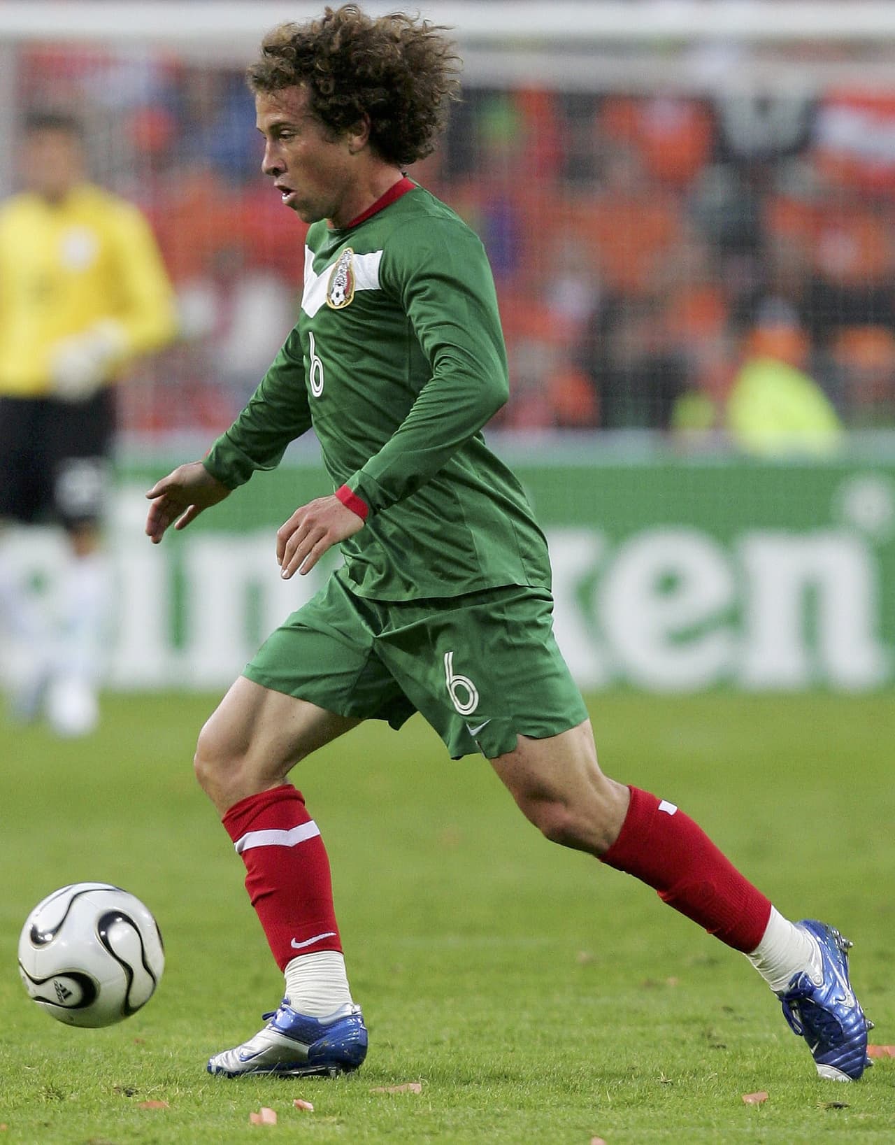 Recientemente retirado, Carlos Torrado jugó con México en 143 ocasiones. Fue parte del equipo mexicano en 3 Copas del Mundo (Corea-Japón 2002, Alemania 2006 y Sudáfrica 2010).