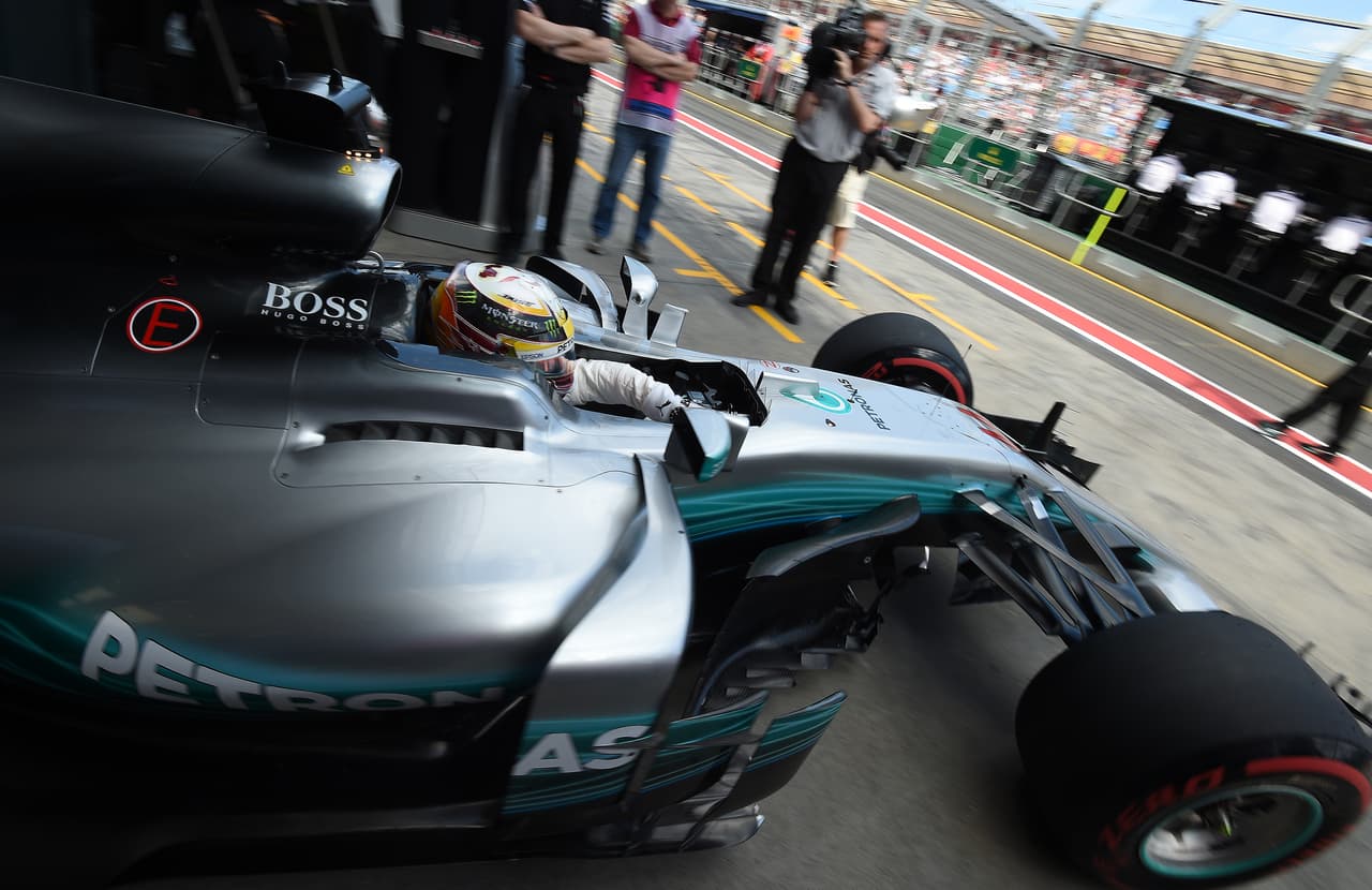 Hamilton logró la pole con una vuelta de 1:22.188, nuevo récord para el circuito. Es la pole número 62 en su carrera en la Fórmula 1.