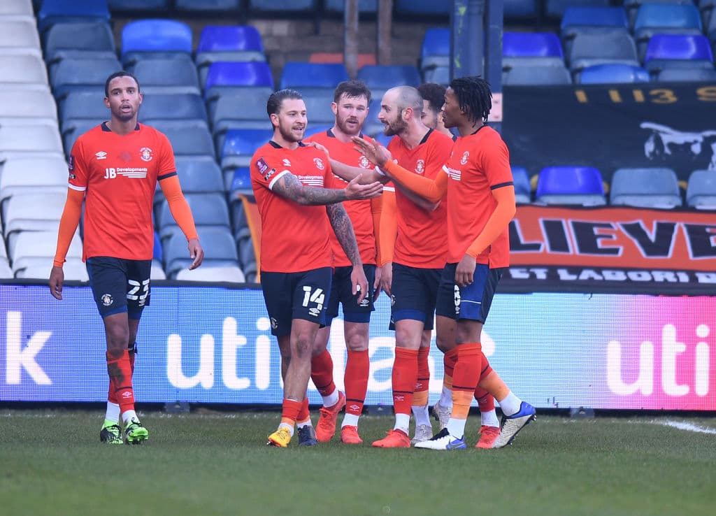 Luton sacó la victoria por la mínima en su visita al Reading; Nottingham Forest hizo lo propio con Cardiff.