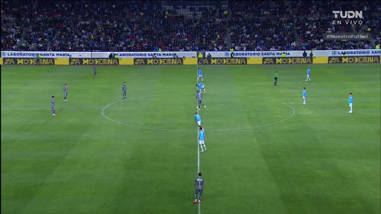 Arranca el partido y la pelota está en juego.