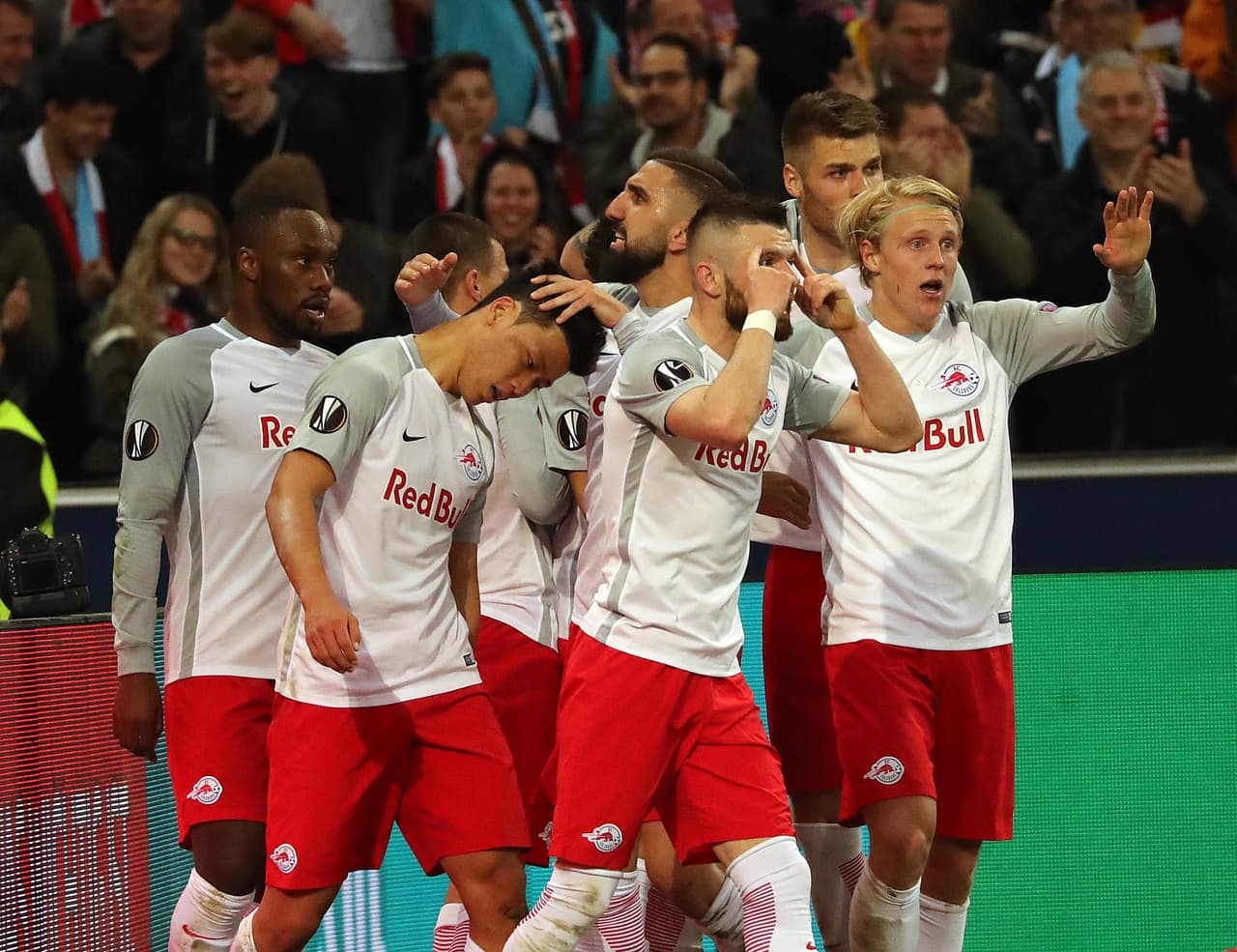 Salzburgo anotó tres goles en cinco minutos por medio de Haidara, Hwang y Stefan Lainer para poner el juego 4-1.