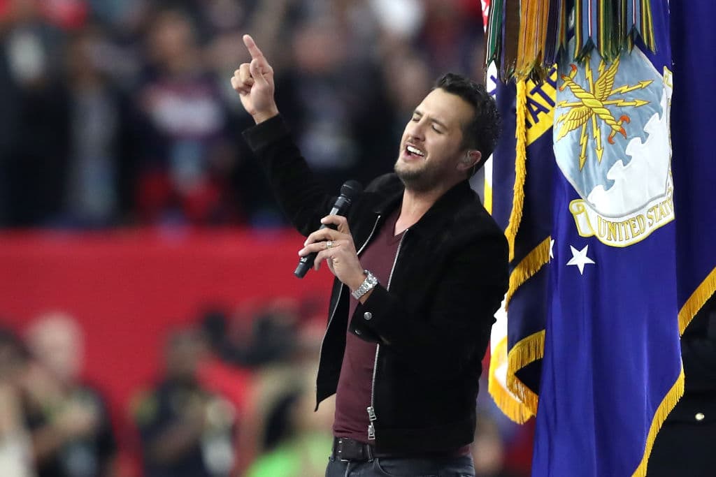Luke Bryan cantó en el Super Bowl LI, en el 2017, en el NRG Stadium, en Houston, Texas.