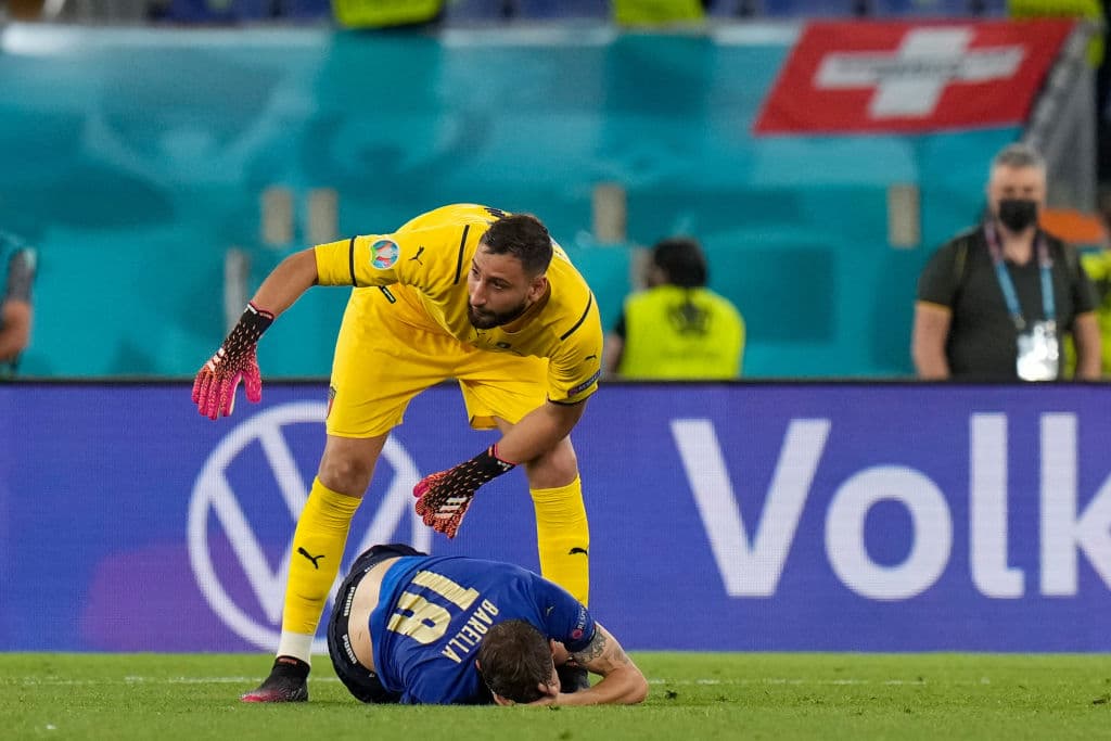 Italia golea a Suiza 3-0 y asegura ya su pase a octavos de final de la Euro 2020. Locatelli propinó un doblete, mientras que Immobile aportó un gol para su victoria. La escuadra 'Azurra' no ha recibido goles desde el 14 de octubre del 2020.