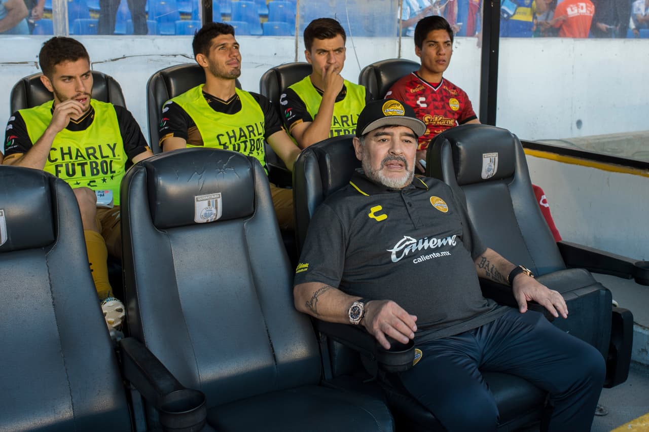 Pero se llegó el momento del partido, de ponerse serios y de afrontar el cotejo más complejo que quizás tenga Maradona en lo que resta de esta temporada.