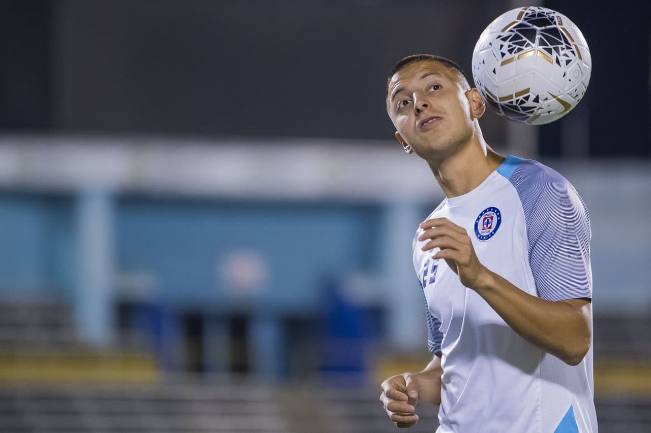 El 'Piojo' Alvarado juega con el balón previo a los ejercicios de calentamiento.