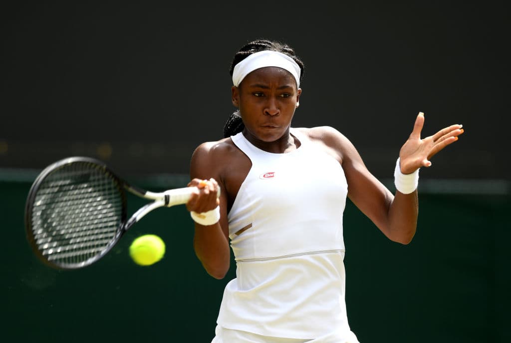 Gauff eliminó a Venus Williams en la primera ronda y luego sobrevivió a dos puntos de partido en la tercera. “Aprendí mucho”, dijo Gauff, quien es más joven que muchas participantes en la competencia juvenil. “Aprendí a jugar frente a una multitud, lo que es la presión. Estoy muy agradecida por la experiencia”.