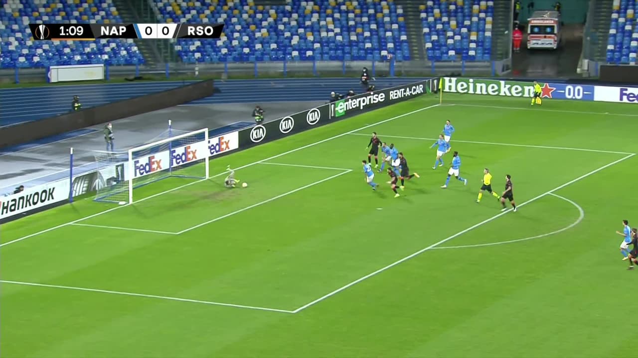 ¡TIRO ATAJADO! disparo por Mikel Merino.