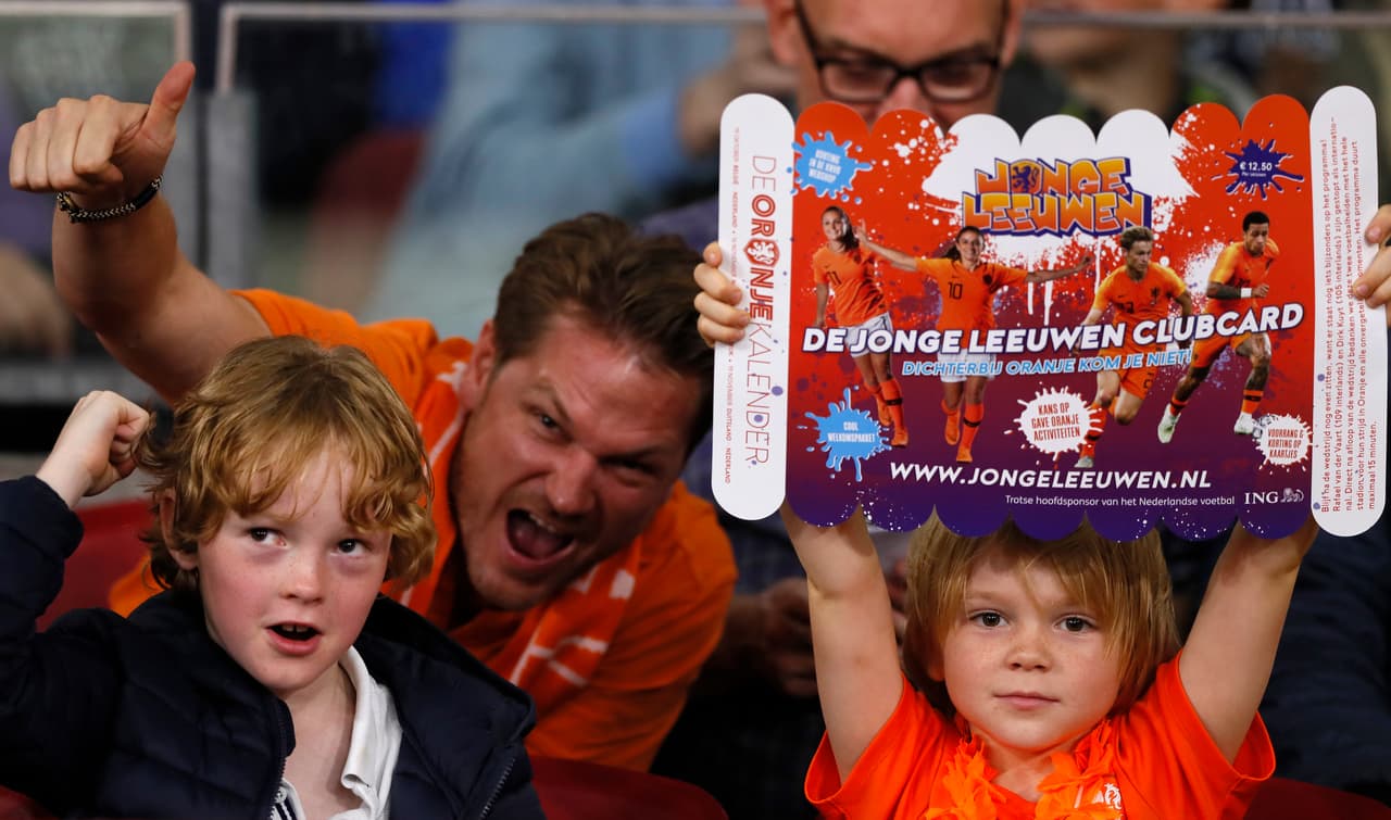 En las graderías la alegría se vivía en familia con los más jóvenes fanáticos de la Narajna Mecánica.