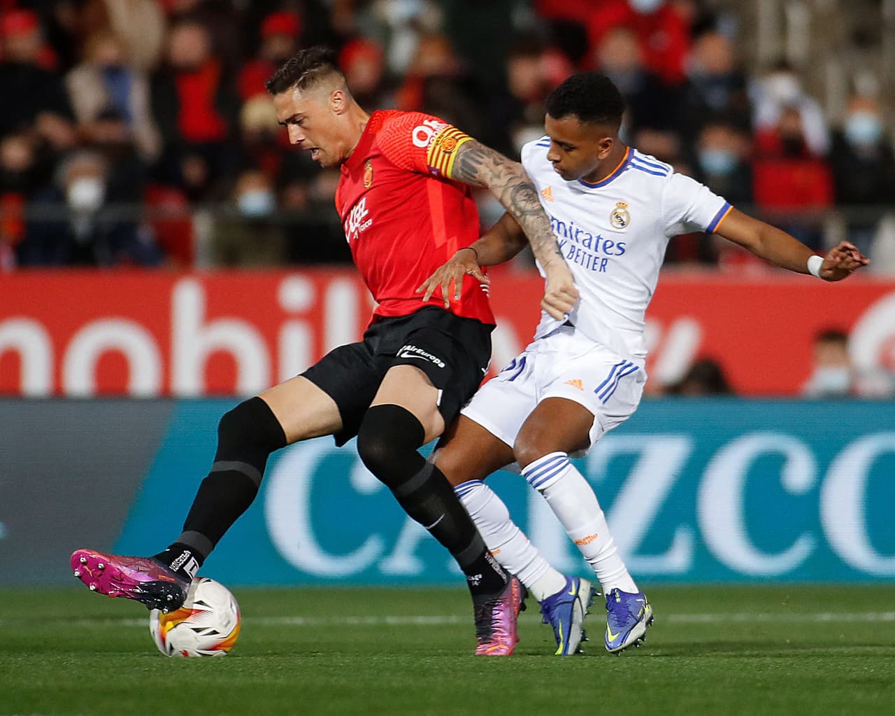 Gracias a un doblete de Karim Benzema y otro tanto del brasileño Vinícius, el Real Madrid venció al Mallorca y aumentó su ventaja en el liderato a 10 puntos sobre el Sevilla.