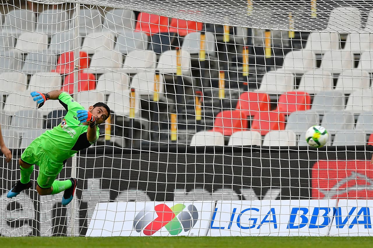El arquero de la Máquina nada pudo hacer para evitar la anotación de la escuadra visitante.