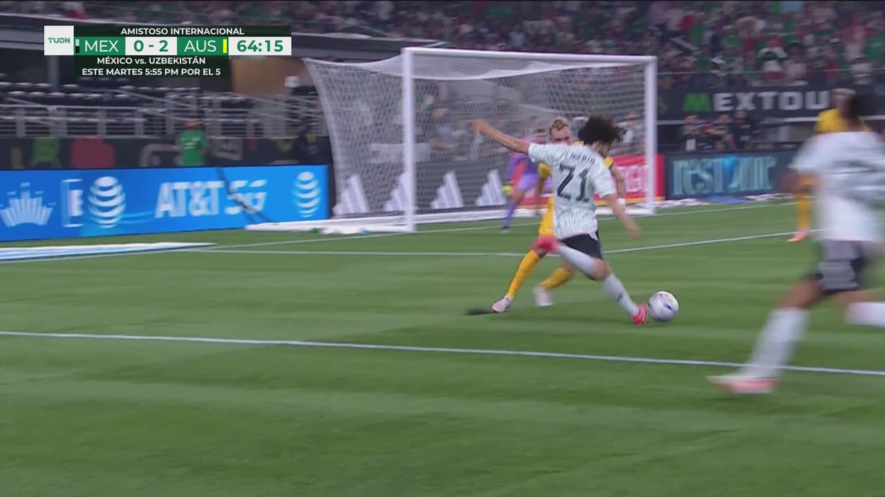 ¡'Chino' Huerta dice presente con un tiro peligroso!