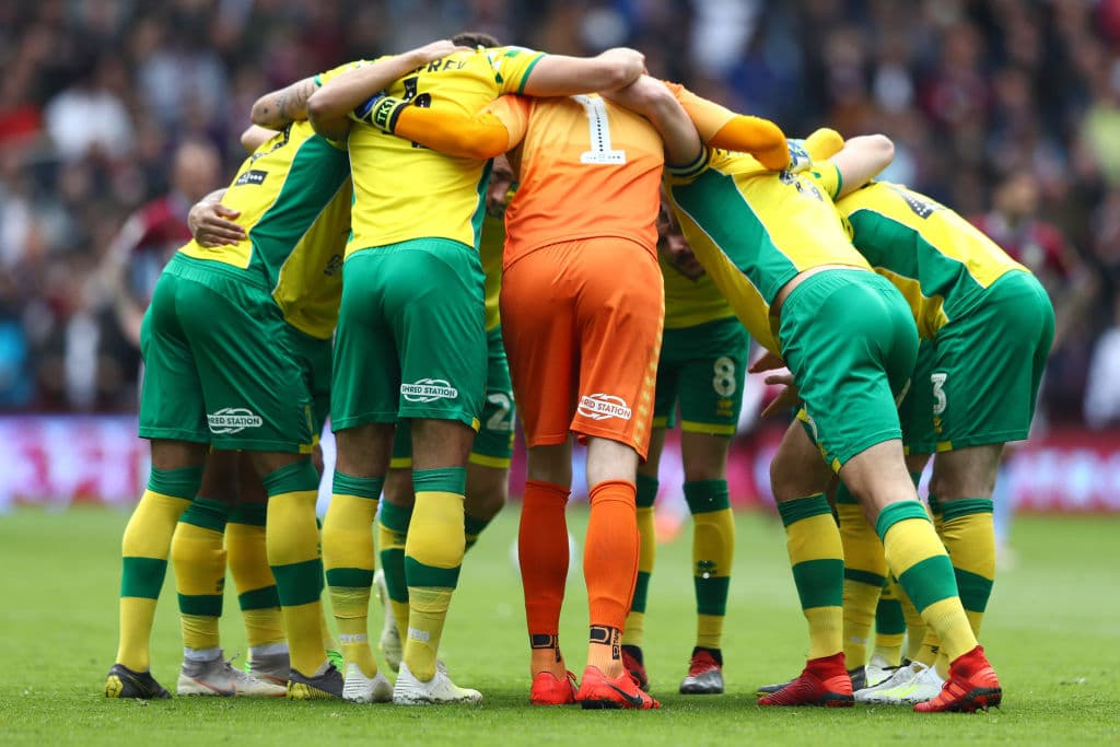 Luego de superar en Villa Park por 2-1 al Aston Villa, Norwich City consuma el título en The Championship con lo que se ganaron el ascenso directo a la English Premier League y así lo festejaron jugadores, cuerpo técnico y aficionados de los Canarios.