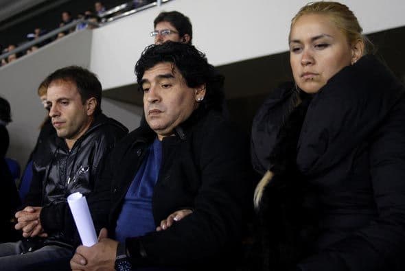 Diego Armando Maradona, que está en Barcelona para hablar con Messi, vio el partido desde las gradas.