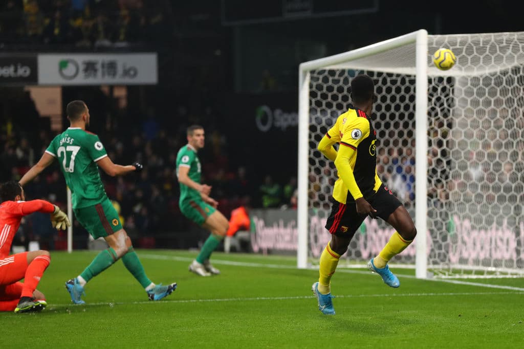 Sarr desborda por la banda, se mete al área y dispara apenas por un costado de la portería