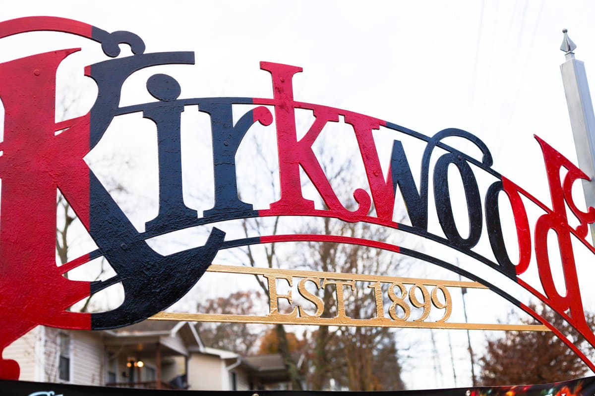 Hasta el histórico y bellísimo barrio de Kirkwood lucirá por uno días en su cartel identificatorio los colores de Atlanta United FC. (Twitter: @ATLUTD)