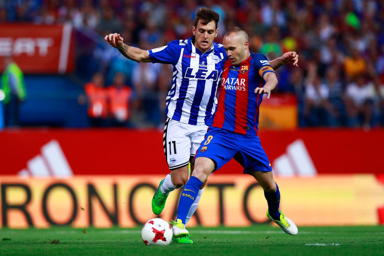 MADRID, SPAIN - MAY 27: Andres Iniesta (R) of FC Barcelona competes for the ball with Ibai Gomez of Deportivo Alaves during the Copa Del Rey Final between FC Barcelona and Deportivo Alaves at Vicente Calderon Stadium on May 27, 2017 in Madrid, Spain. (Photo by Gonzalo Arroyo Moreno/Getty Images)