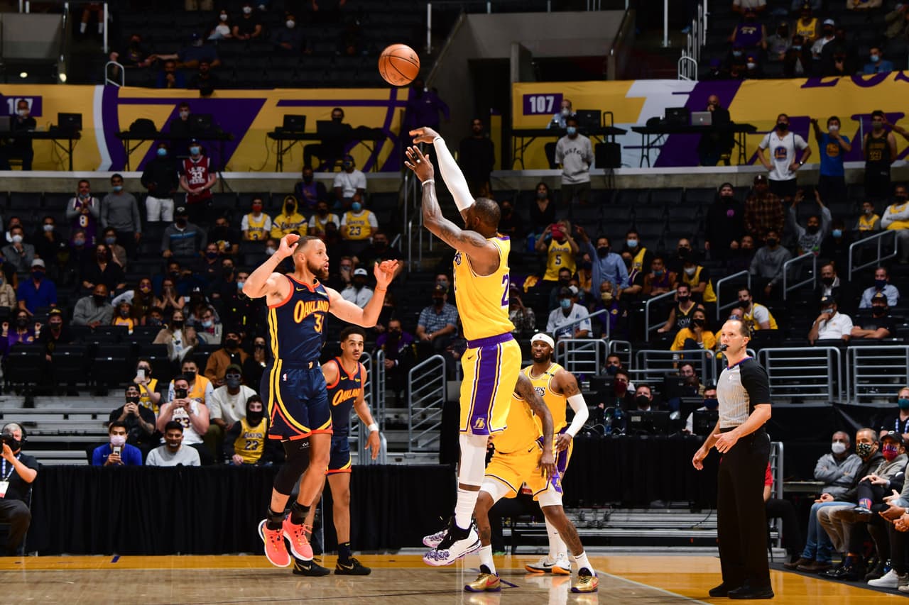 Lakers dejan a Warriors al borde del KO en el Play-In de la NBA