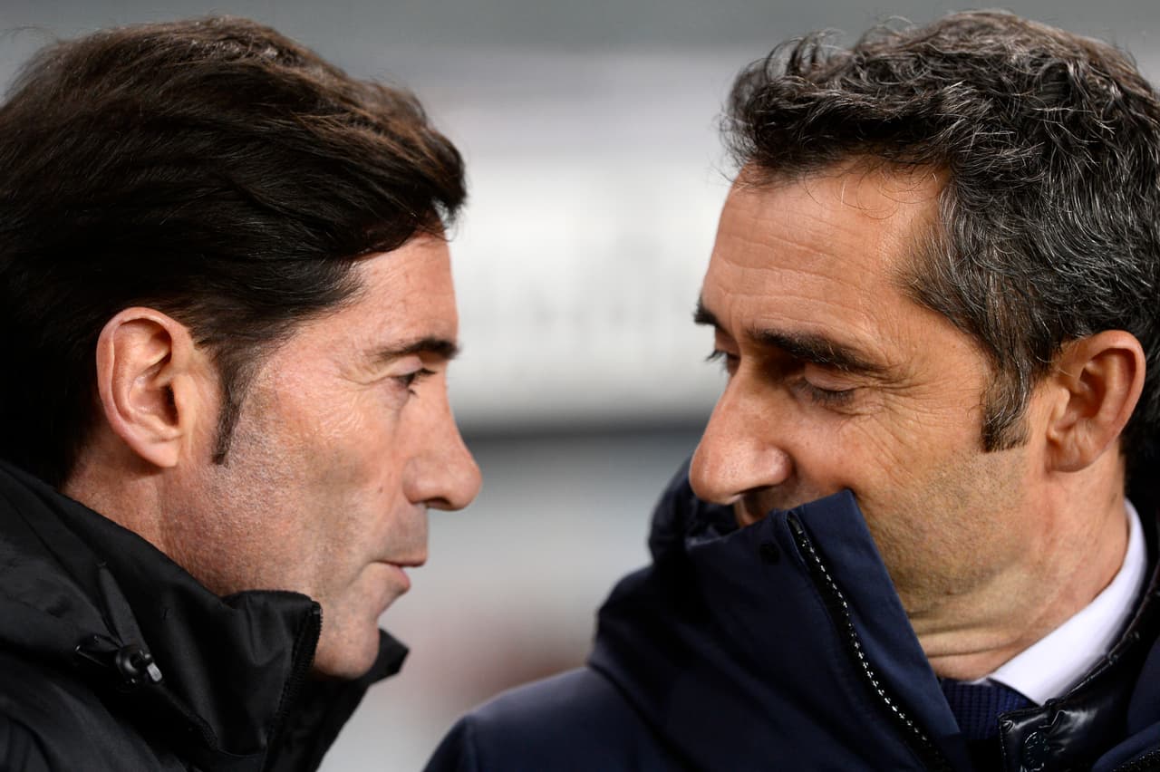 Marcelino y Valverde en el saludo protocolario antes del pitazo inicial. Un duelo de entrenadores top de La Liga.