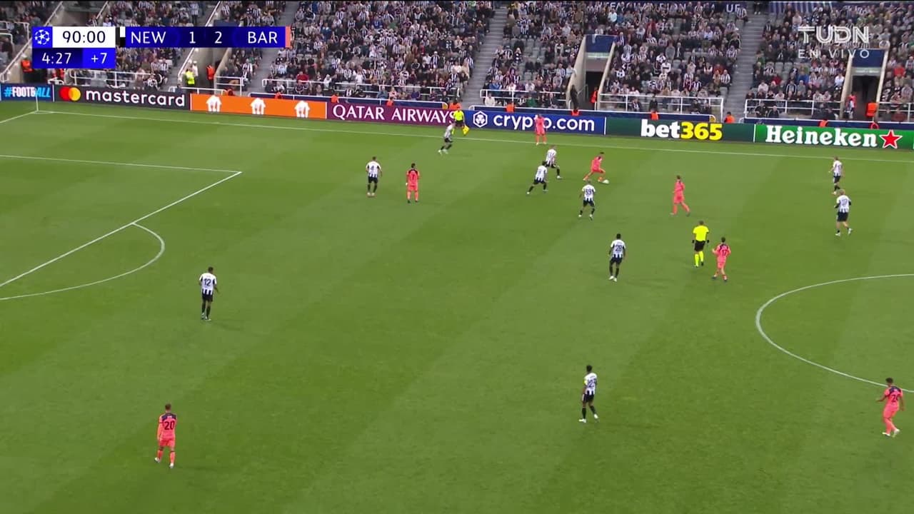 ¡TIRO ATAJADO! disparo por Dani Olmo.