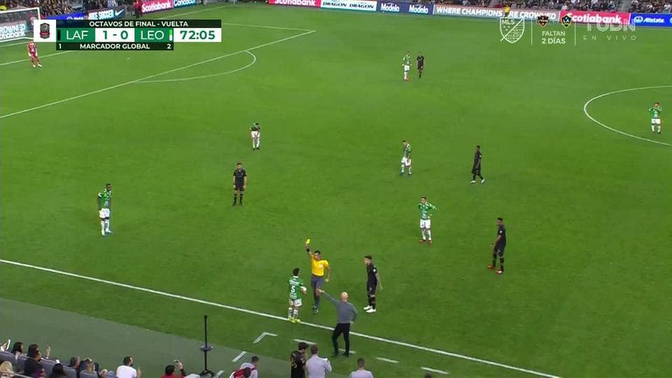 Tarjeta amarilla. El árbitro amonesta a Fernando Navarro de León