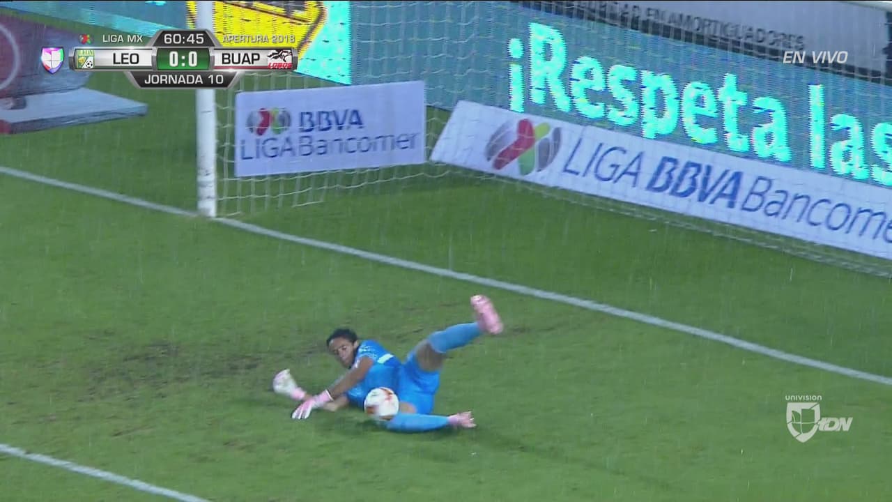 ¡Gran atajada de ‘Toño’ Rodríguez para evitar la caída de su arco!