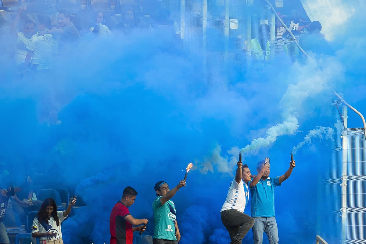 Los fanáticos del Puebla llenaron de color las tribunas del escenario en la celebración de los 50 años del Estadio Cuauhtémoc.
