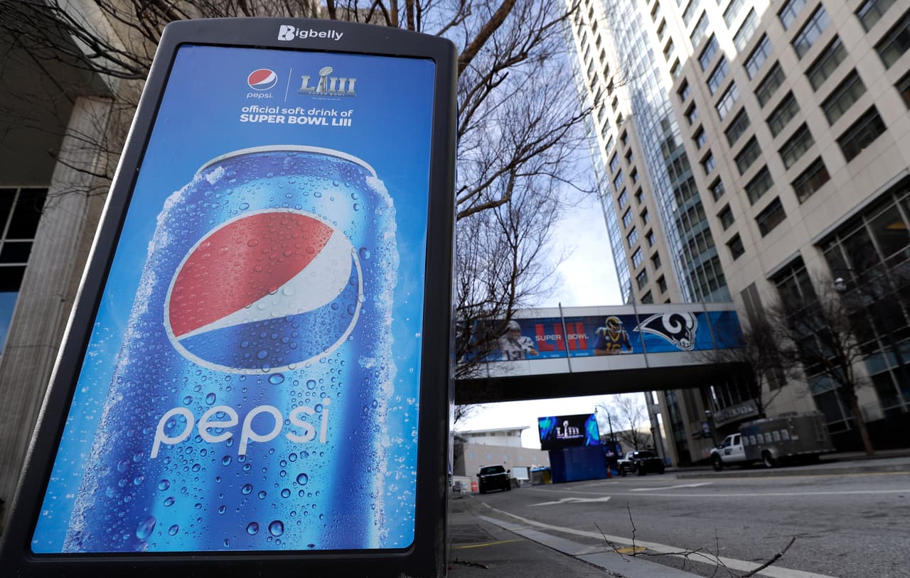 Otro más de esos anuncios dejando saber la presencia de la marca competidora a la de casa.