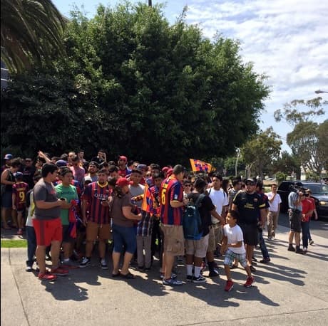 Cientos de aficionados esperaron ansiosamente la llegada de su equipo favorito con esperanzas de echarles un vistazo a sus jugadores