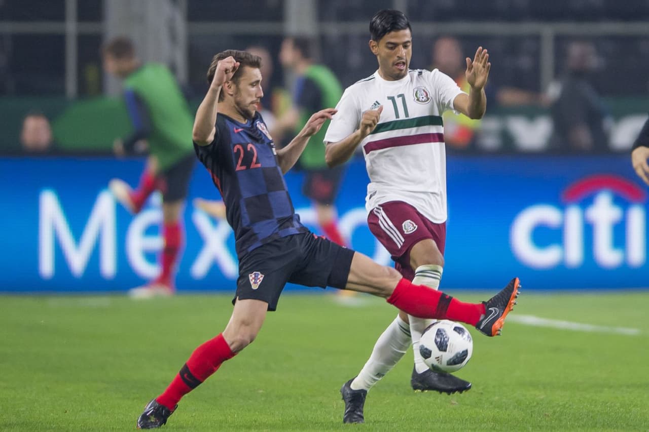 <b>CARLOS VELA - 7</b>: Tuvo mucha voluntad, lo tiraron varias veces y se levantaba a seguir con la jugada, pero le faltó profundidad y precisión en los ataques.