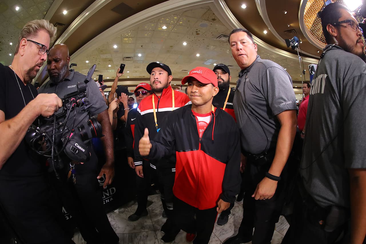 Además de los protagonistas, Jaime Munguía y Román 'Chocolatito' González también fueron recibidos por los fanáticos, pues estarán presentes en la cartelera del mexicano y el kazajo.