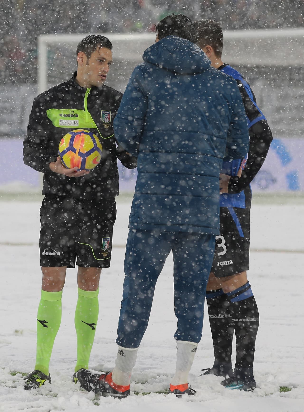 Juventus-Atalanta, en el Juventus Stadium de Turín por la fecha 26 de Serie A, fue aplazado por intensa nevada. El árbitro Maurizio Mariani lo decidió porque no se daban las condiciones necesarias.