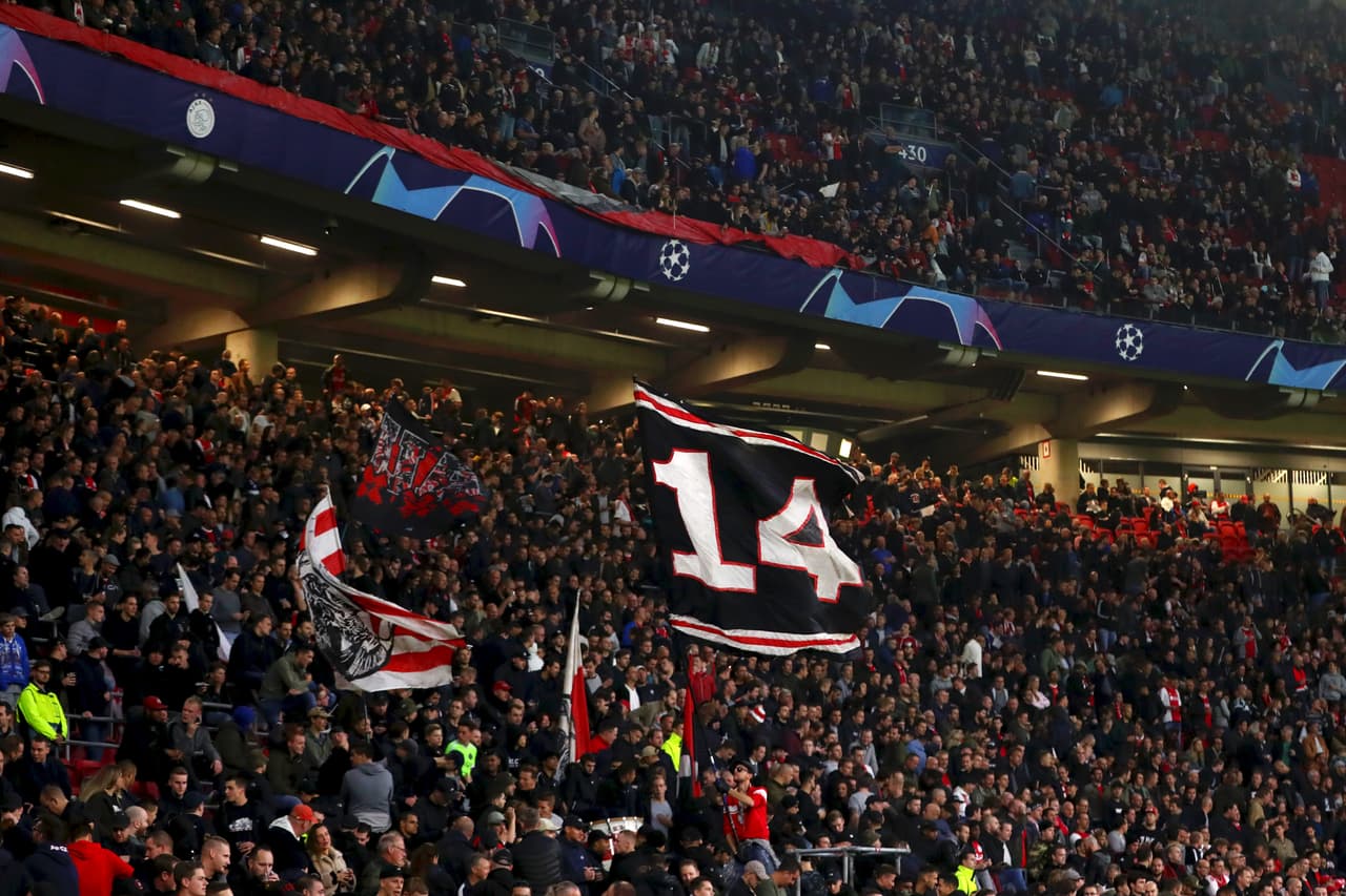 Ambas plantillas promedian jugadores muy jóvenes. La edad promedio del Ajax es de 25 años y 121 días, mientras que la del Chelsea es de 25 años y 71 días.