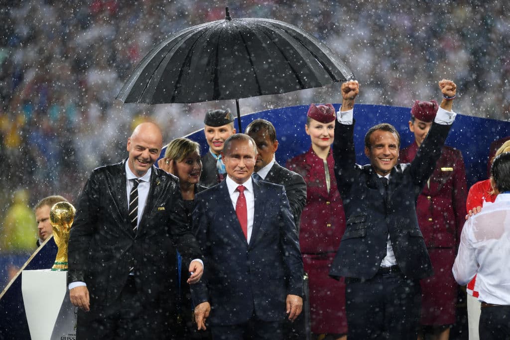La lluvia se apoderó de la ceremonia de entrega del trofeo y medallas, donde el presidente francés levantó los brazos como campeón.