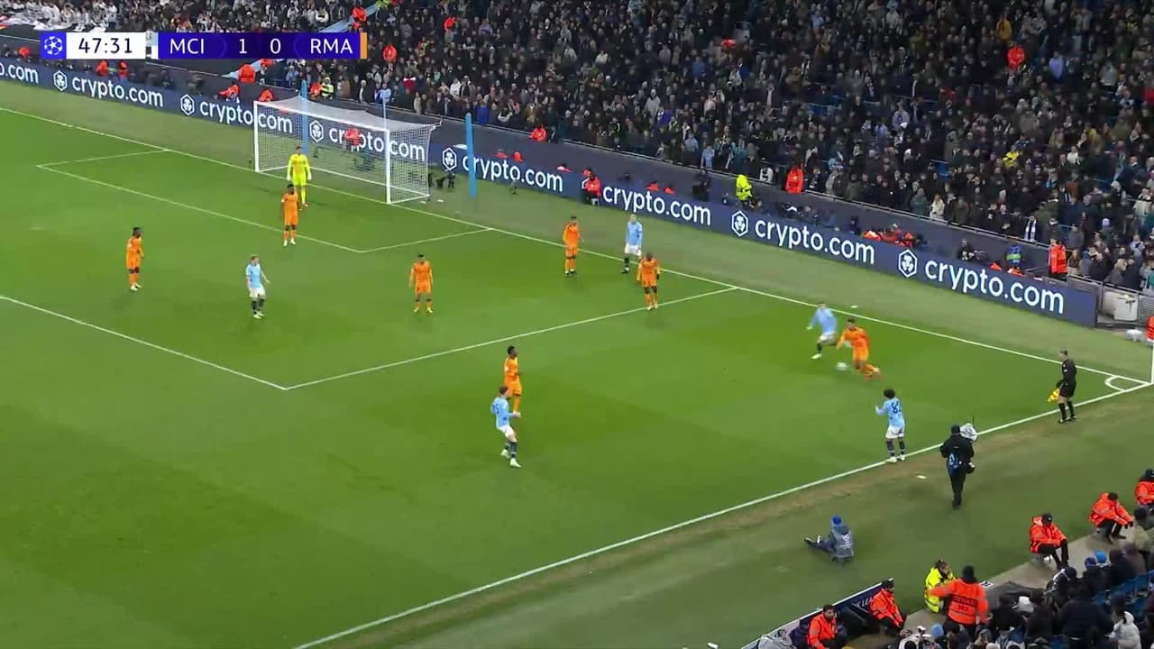 ¡TIRO ATAJADO! disparo por Phil Foden.