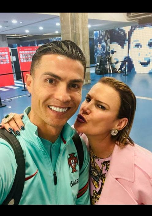 "Desde entonces nos cruzamos en muchos trabajos", defendió, "Elma (con Ronaldo en la foto) siempre me dijo que me quería mucho y que 
<b>como presentadora me admiraba bastante</b>".
<br>