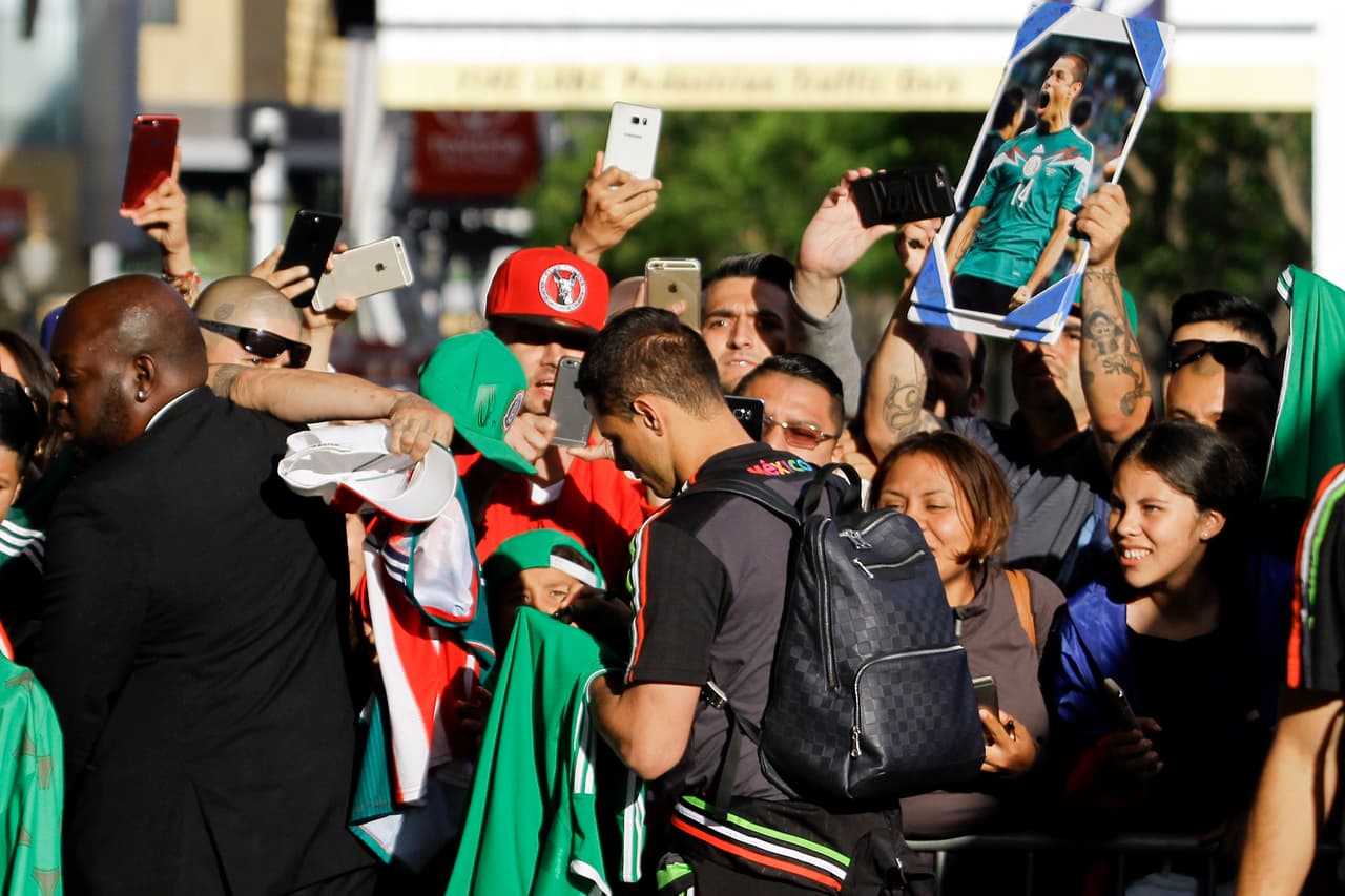Con sombreros, maquillaje, máscaras y sobre todo, mucha actitud y mucha fiesta, la afición mexicana de Los Angeles apoyó de gran manera al TRI en su partido ante Croacia.