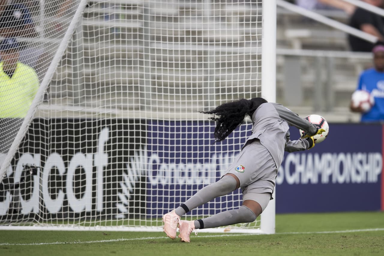 Antes del medio tiempo México tuvo una oportunidad de oro para irse adelante y marcar la pauta del partido cuando se marcó un penalti a favor de las Tricolores. Charlyn Corral cobró, pero erró.