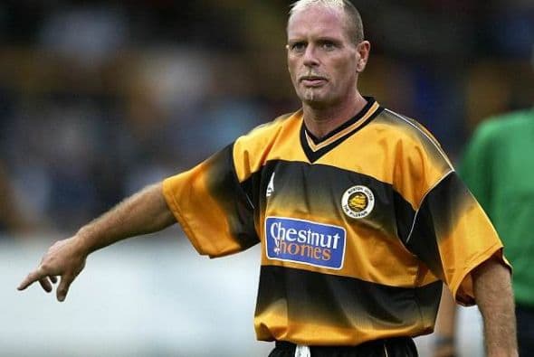 El inglés Paul Gascoigne fue otro de los que se aventuró a desempeñar ambas funciones. Primero en China con el Gansu Tianama de la segunda división, y posteriormente volvió a realizar la doble función con el Boston United de la cuarta división de Inglaterra,