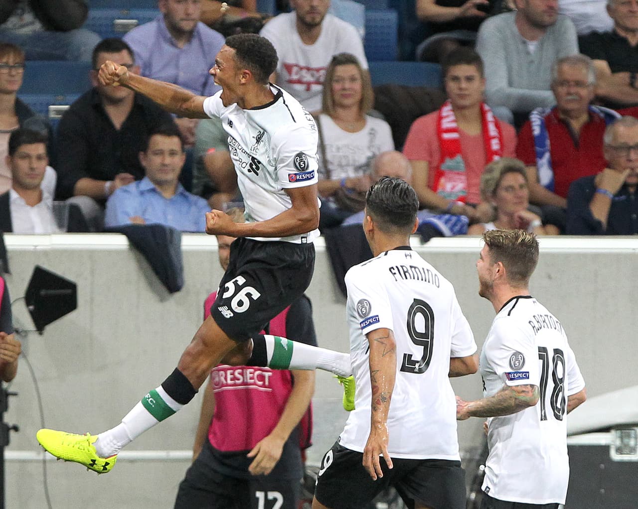 Un soberbio tiro libre del joven inglés le daba la ventaja al Liverpool, que se ilusionaba con una ventaja mayor.