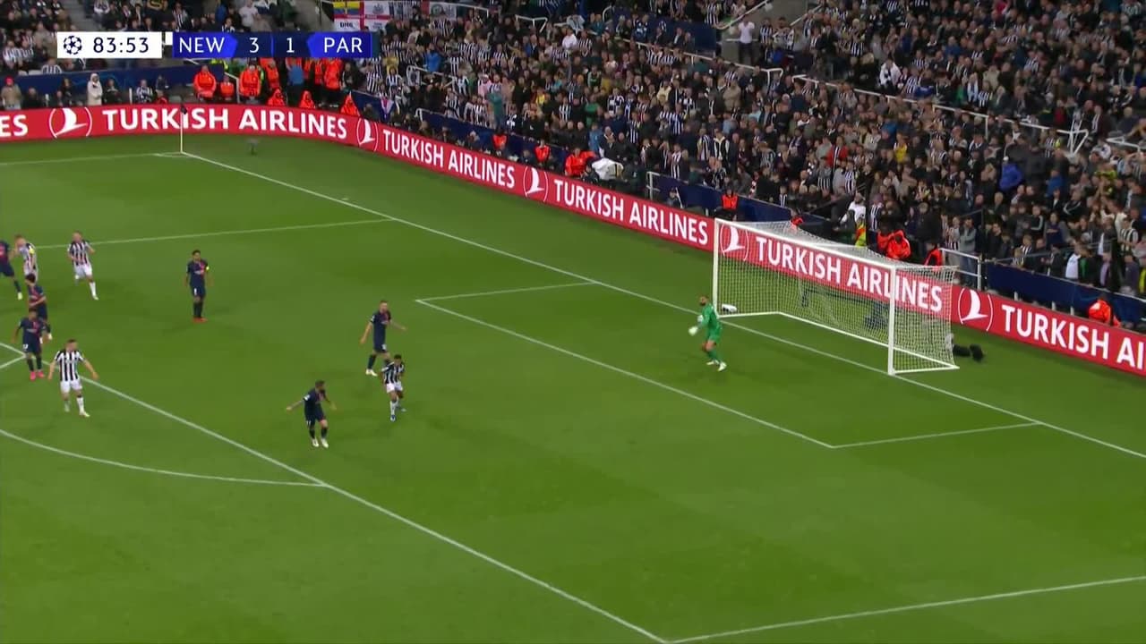 ¡TIRO ATAJADO! disparo por Alexander Isak.